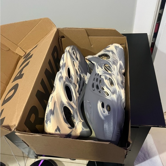 Authentic Foam Runners - Picture 4 of 6